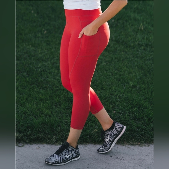 Zyia Light 'n Tight Pocket High-Rise Capris 20" (6-8) - Picture 1 of 9